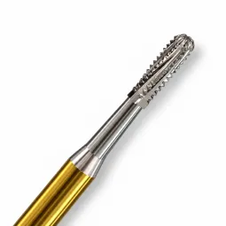 Tête dentelée FG1558 en carbure de tungstène de la fraise transmétal Speedster S5 Coltene Diatech à tige dorée, vue rapprochée
