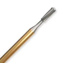 Tête dentelée en carbure de tungstène de la fraise transmétal Speedster S5 Coltene-Diatech à tige dorée, vue oblique rapprochée